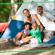On voit une famille afro-américaine qui font du camping. 