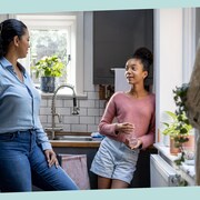 Une mère qui discute avec sa fille adolescente. 