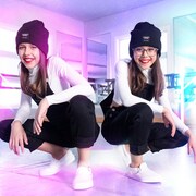 C’est le déluge à l’extérieur. Les filles ne peuvent pas jouer dehors, mais la pluie inspire un mouvement de danse spécial à Alys et Mélia. Grâce à son talent, Yoherlandy transforme leur mouvement en une chorégraphie hip-hop si exigeante que les filles se retrouvent aussi détrempées que si elles étaient restées sous la pluie!