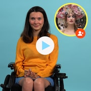 Alexa Carle-Hébert est assise dans un fauteuil roulant devant un arrière-plan, à côté d'une photo de l'influenceuse Haley Kalil au Met Gala et l’icône « Désabonner », un bouton «Jouer» et le logo de la Minute MAJ.