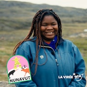 Une jeune femme avec des cheveux tressés sourit devant un paysage de toundra, à côté d’une illustration d’un narwal, d’un caribou et d’un inukshuk, ainsi que le titre « La virée MAJ ».