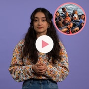 Emy Lalune est debout devant un arrière-plan, à côté d'une photo de migrants dans un bateau de fortune, un bouton «Jouer» et le logo de la Minute MAJ.