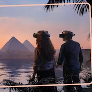 Deux adultes portent des casques de réalité virtuelle pour observe le Nil dans une exposition. 