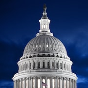 Le Capitole, à Washington, illuminé le soir.