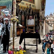 Deuil suite au décès du pape Francois au Vatican, hommage à Ottawa, foule devant la basilique Saint-Pierre.