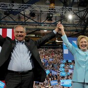 La candidate à l'investiture démocrate Hillary Clinton, en compagnie de son colistier, le sénateur Tim Kaine, lors d'un rassemblement de partisans à Miami, en Floride.