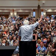 Le sénateur du Vermont, Bernie Sanders, devant ses partisans, en marge de la convention démocrate à Philadelphie, en Pennsylvanie.