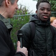 Le journaliste Olivier Arbour-Masse questionne un étudiant de l'école Joseph-François-Perrault à Montréal. 