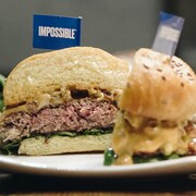 Une photo du Impossible burger, le hamburger végétarien.