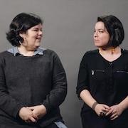 Melissa Mollen Dupuis et Natasha Kanapé Fontaine se regardent dans les yeux et répondent aux questions des jeunes à propos des Autochtones. 