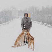 Un résident de Kitcisakik avec ses 2 chiens