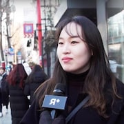 Le journaliste Olivier Arbour-Masse fait un vox pop dans les rues de la Corée du Sud