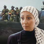 Montage avec la Québécoise Safa Chebbi au premier plan. En arrière-plan, des soldats israéliens armés en mer, sur un bateau pneumatique.