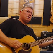 Le musicien innu Mathieu McKenzie.