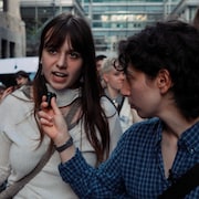 Une personne qui manifeste contre l'IA et Lyna Mansouri, journaliste &agrave; Rad.