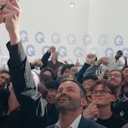 Le chef du Parti qu&eacute;b&eacute;cois, Paul St-Pierre Plamondon, prend une photo avec de jeunes militants.