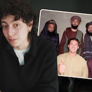 Lyna Mansouri, journaliste à Rad, est devant un micro dans un studio radio.
