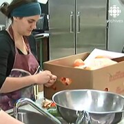 Des participantes à la cuisine collective Lèche-babines à l'Université du Québec à Rimouski lavent des aliments. 