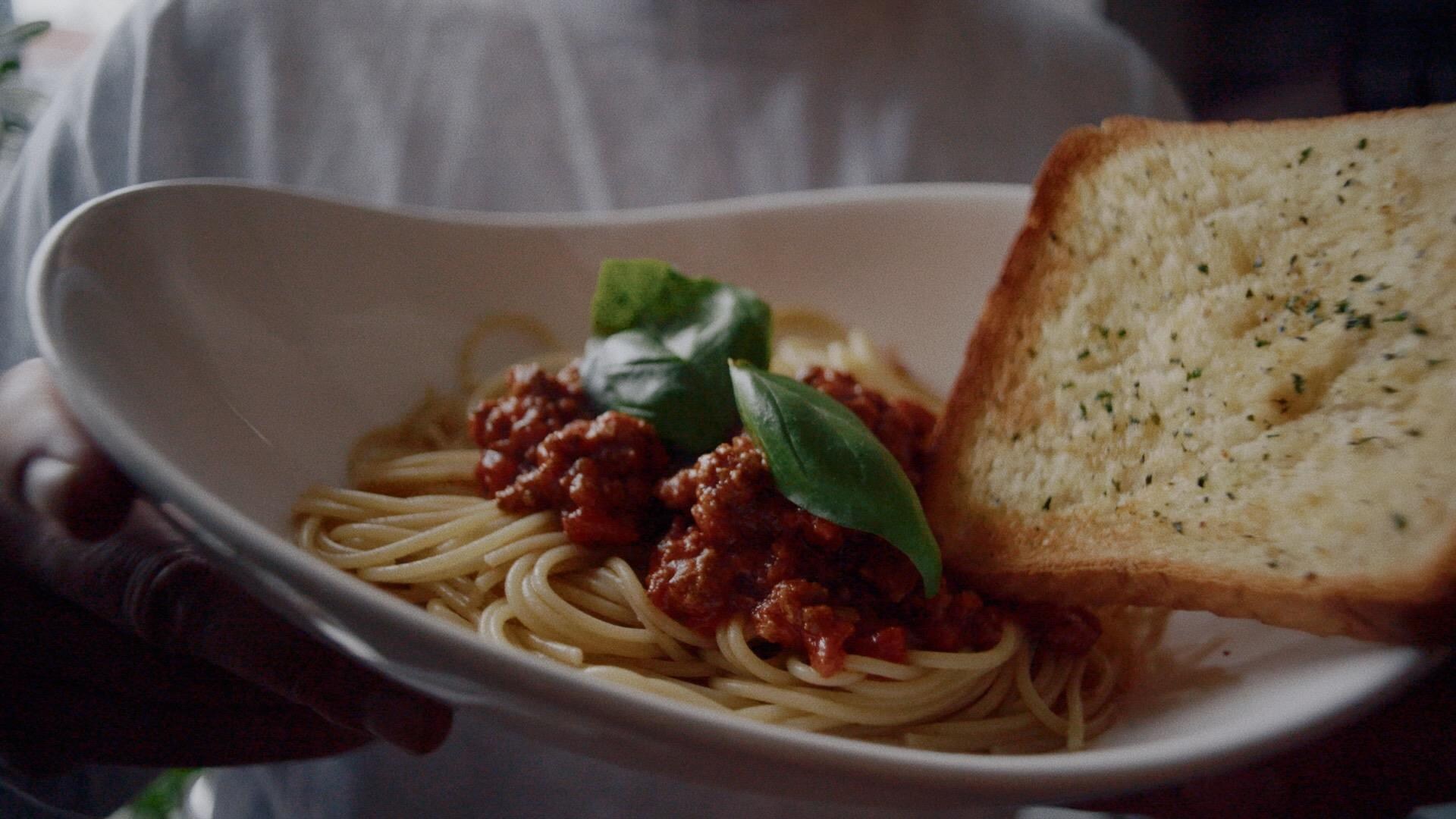 Spaghetti et pain à l'ail Mordu