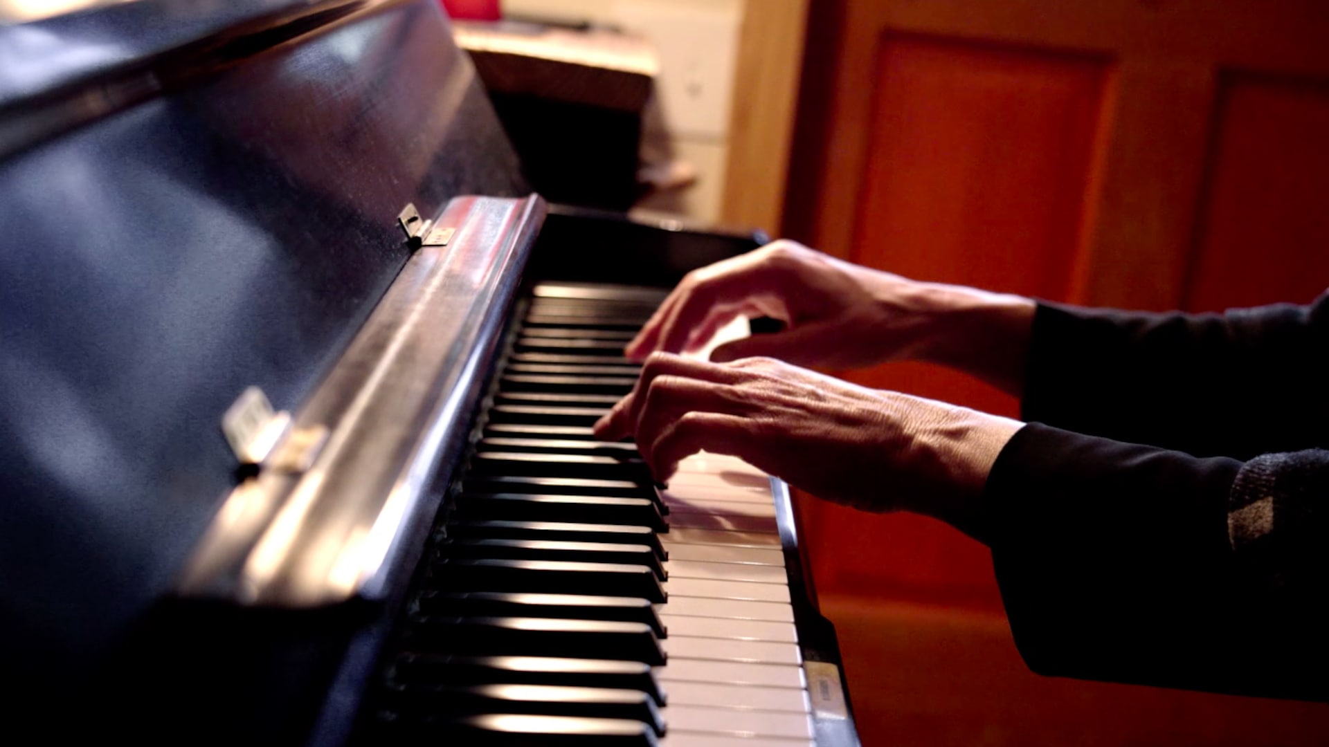 Les mains de la musicienne Anna Lumière, au clavier de son piano.