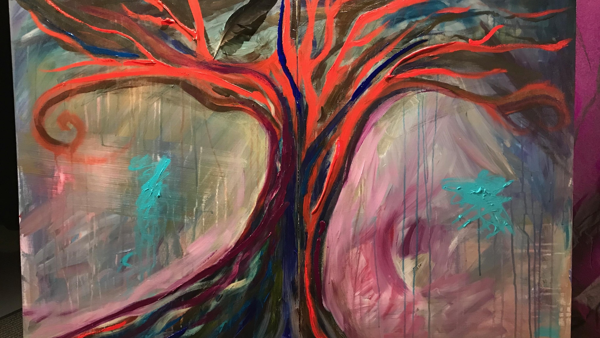Une toile avec des couleurs vives. Le dessin représente un arbre.