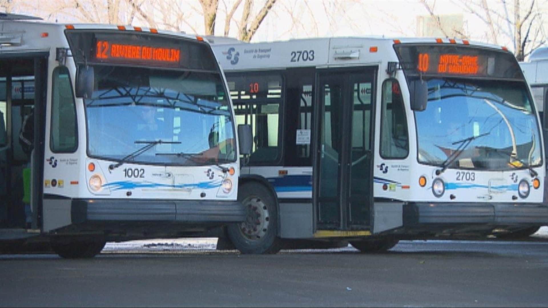 Deux autobus côte à côte. Deux autobus côte à côte.