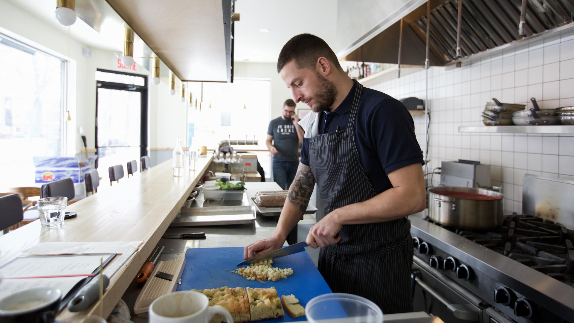Le chef Guillaume St-Pierre à l'oeuvre dans sa cuisine ouverte et illuminée du restaurant Battuto, dans le quartier Saint-Roch, à Québec. Le chef Guillaume St-Pierre à l'oeuvre dans sa cuisine ouverte et illuminée du restaurant Battuto, dans le quartier Saint-Roch, à Québec.