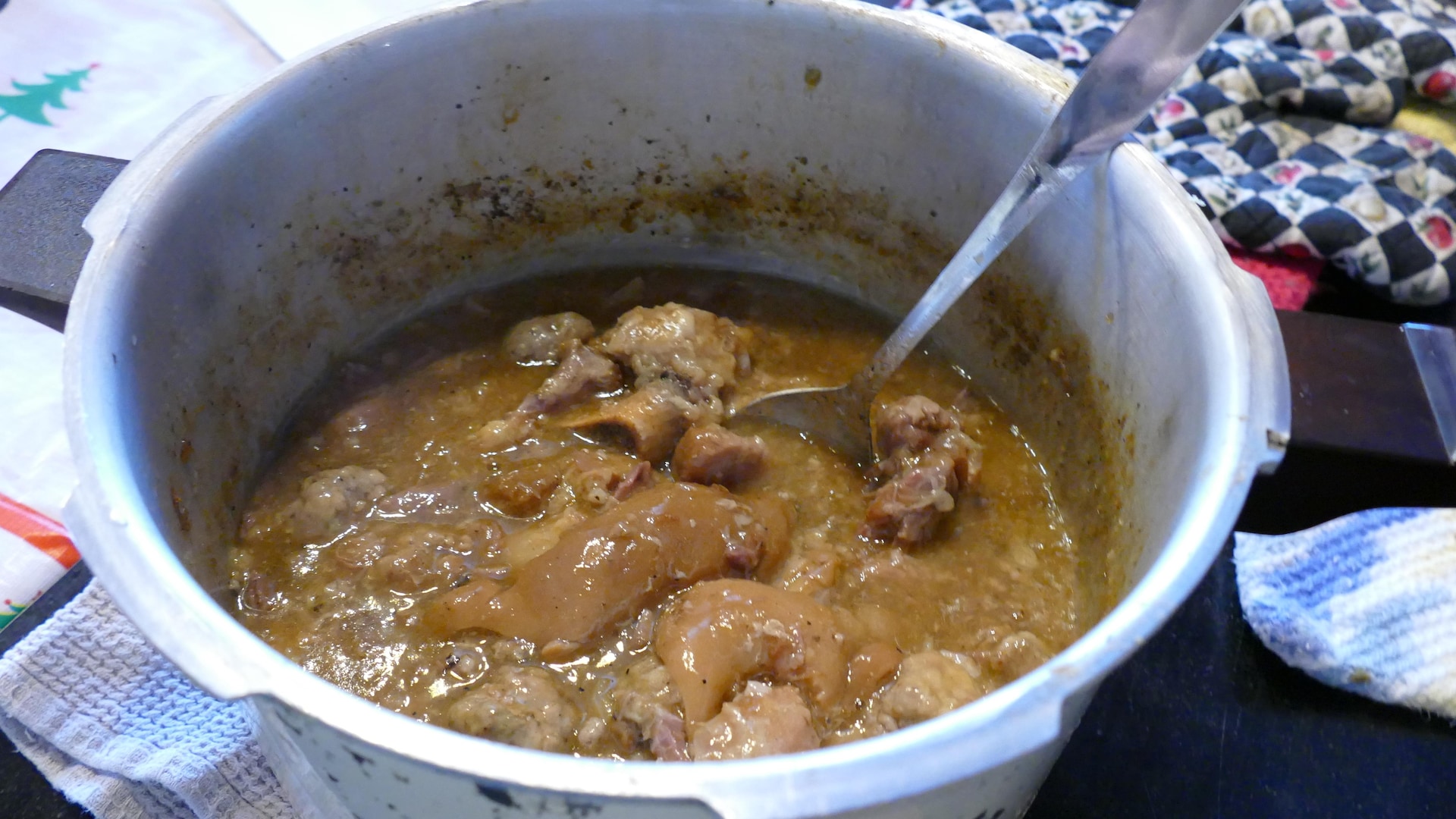 Ragout De Boulette Et Pattes De Cochon Suzanne Lapointe