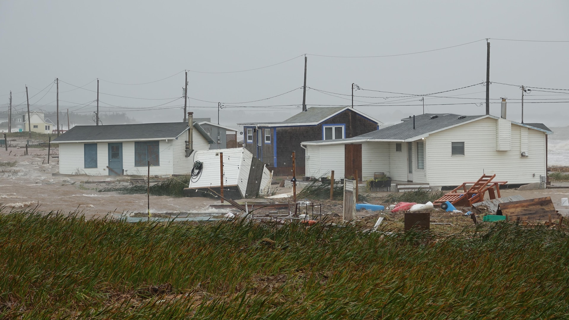 Des chaleuts inondés et déplacés par l'eau.