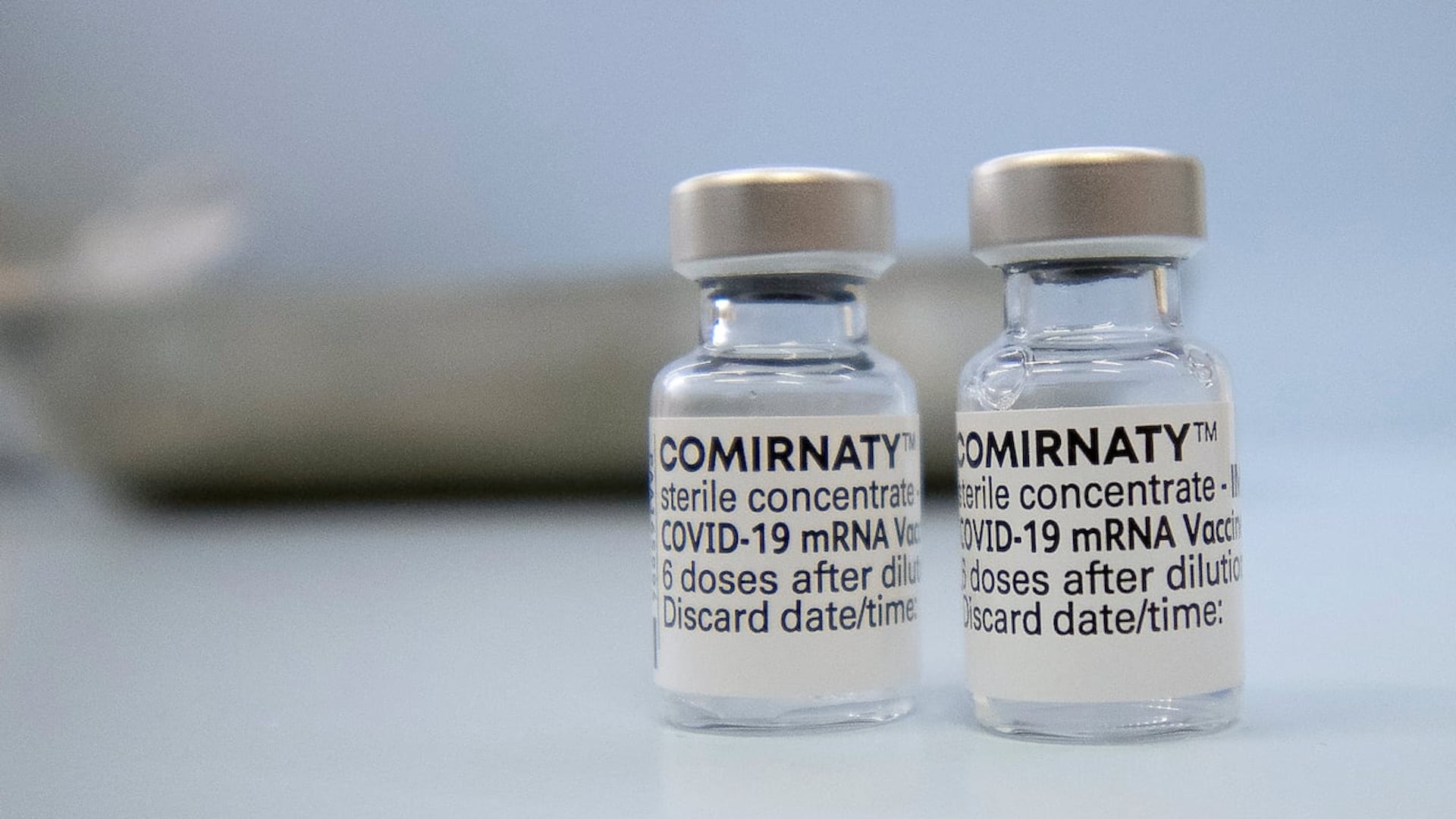 Des fioles du vaccin Comirnaty (Pfizer).