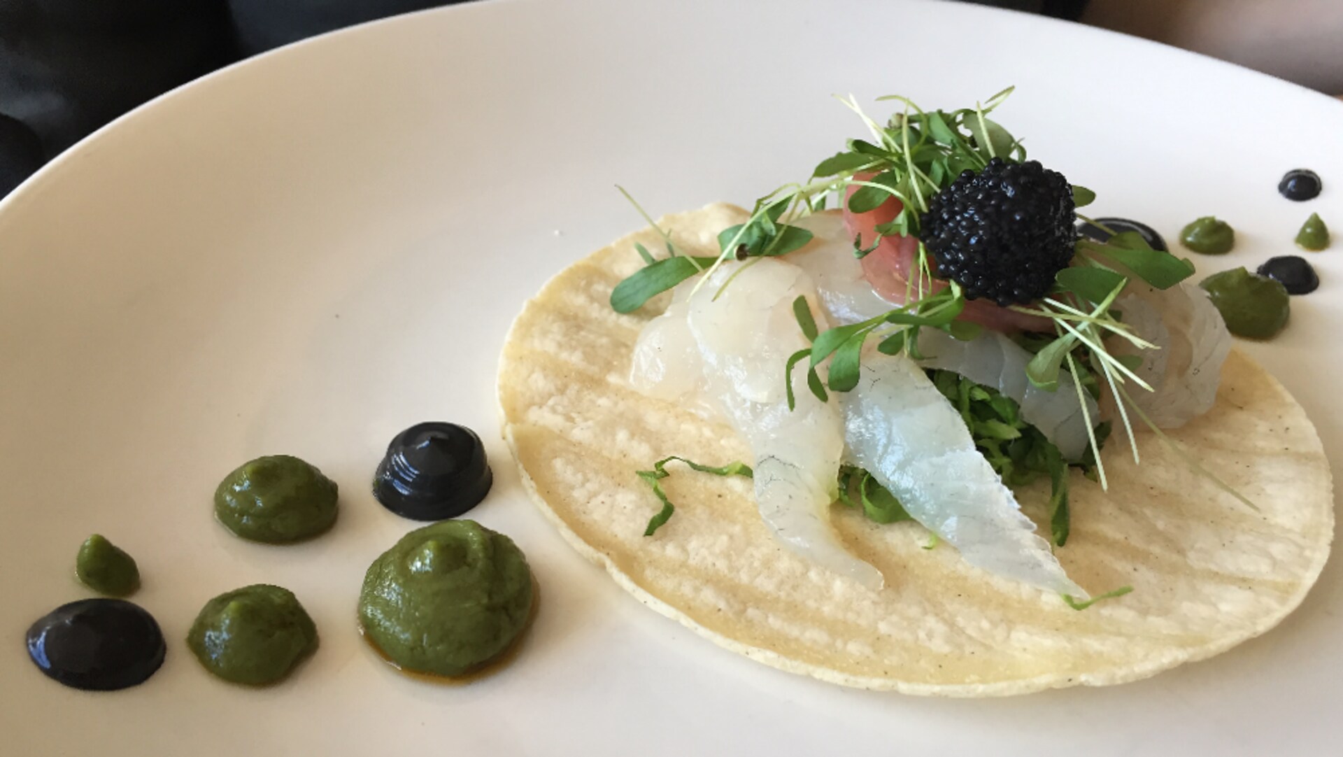 Le taco de dorade et crème sure à l'encre de seiche du restaurant Albacore. Le taco de dorade et crème sure à l'encre de seiche du restaurant Albacore.