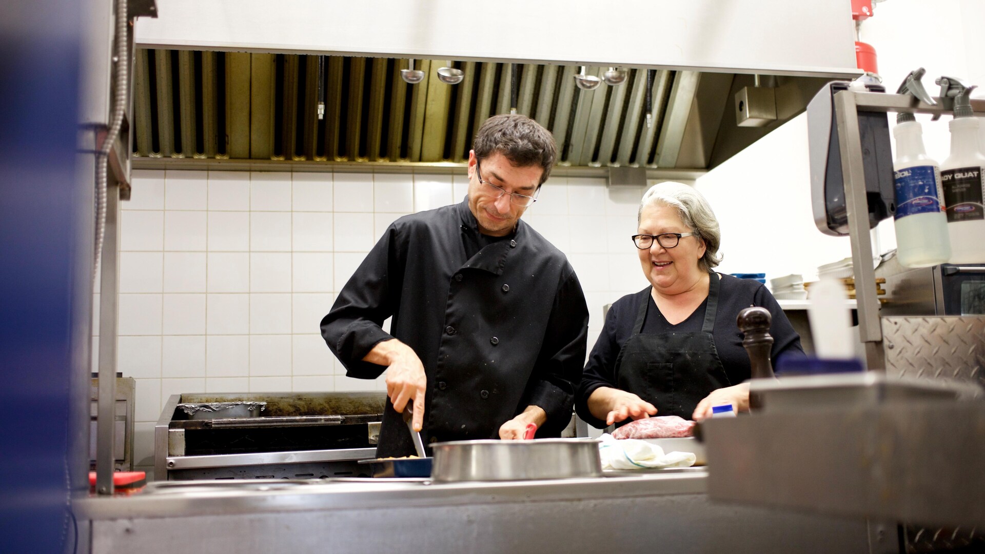 Un chef et sa mère en cuisine. Un chef et sa mère en cuisine.
