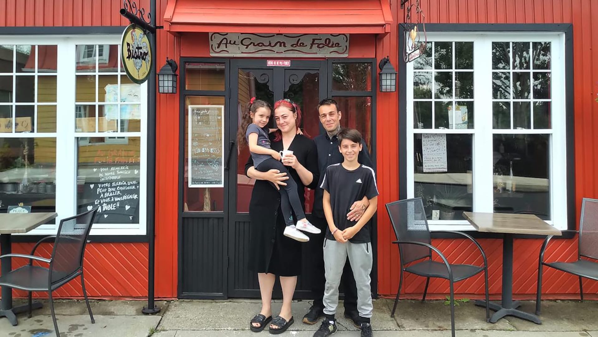 La famille des deux chefs propriétaires du bistro Au Grain de Folie, Claudine et Nicolas. La famille des deux chefs propriétaires du bistro Au Grain de Folie, Claudine et Nicolas.