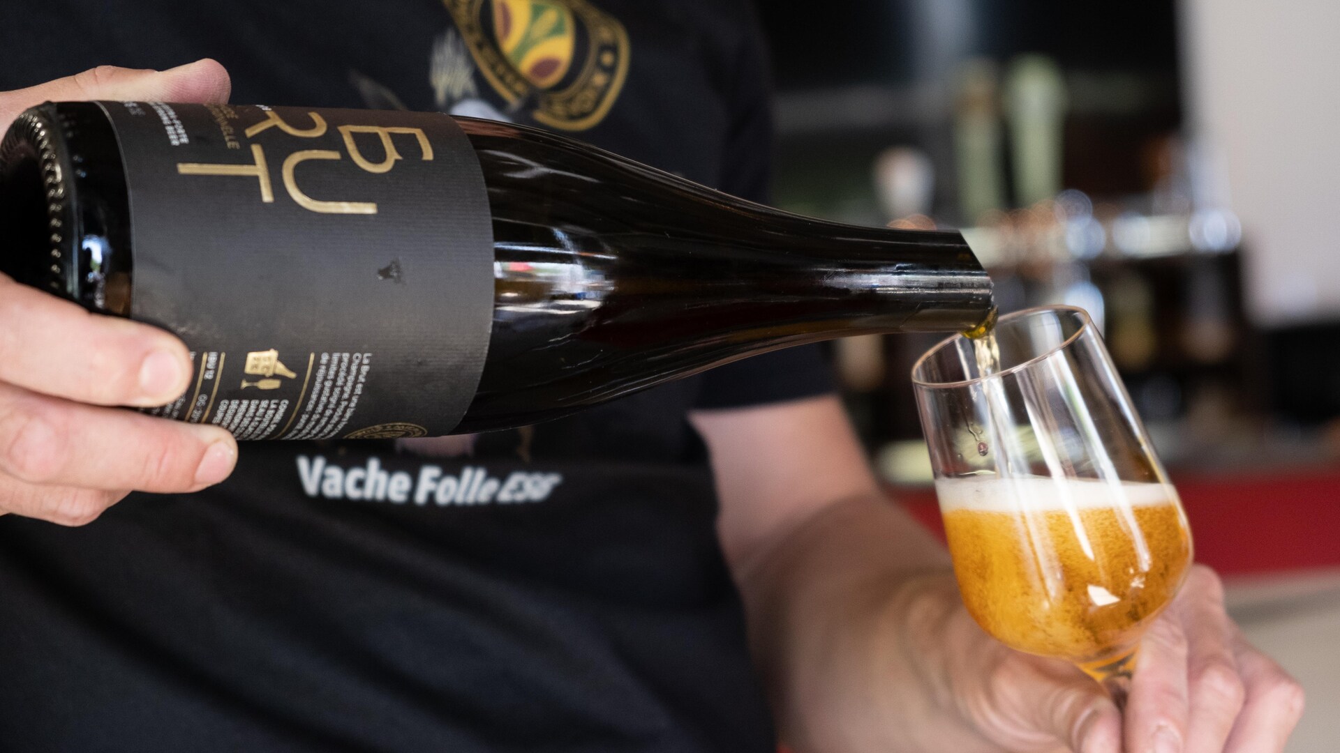 Le défi dans l'élaboration de la Brut est de crée une belle mousse, lorsque versée dans un verre. Le défi dans l'élaboration de la Brut est de crée une belle mousse, lorsque versée dans un verre.
