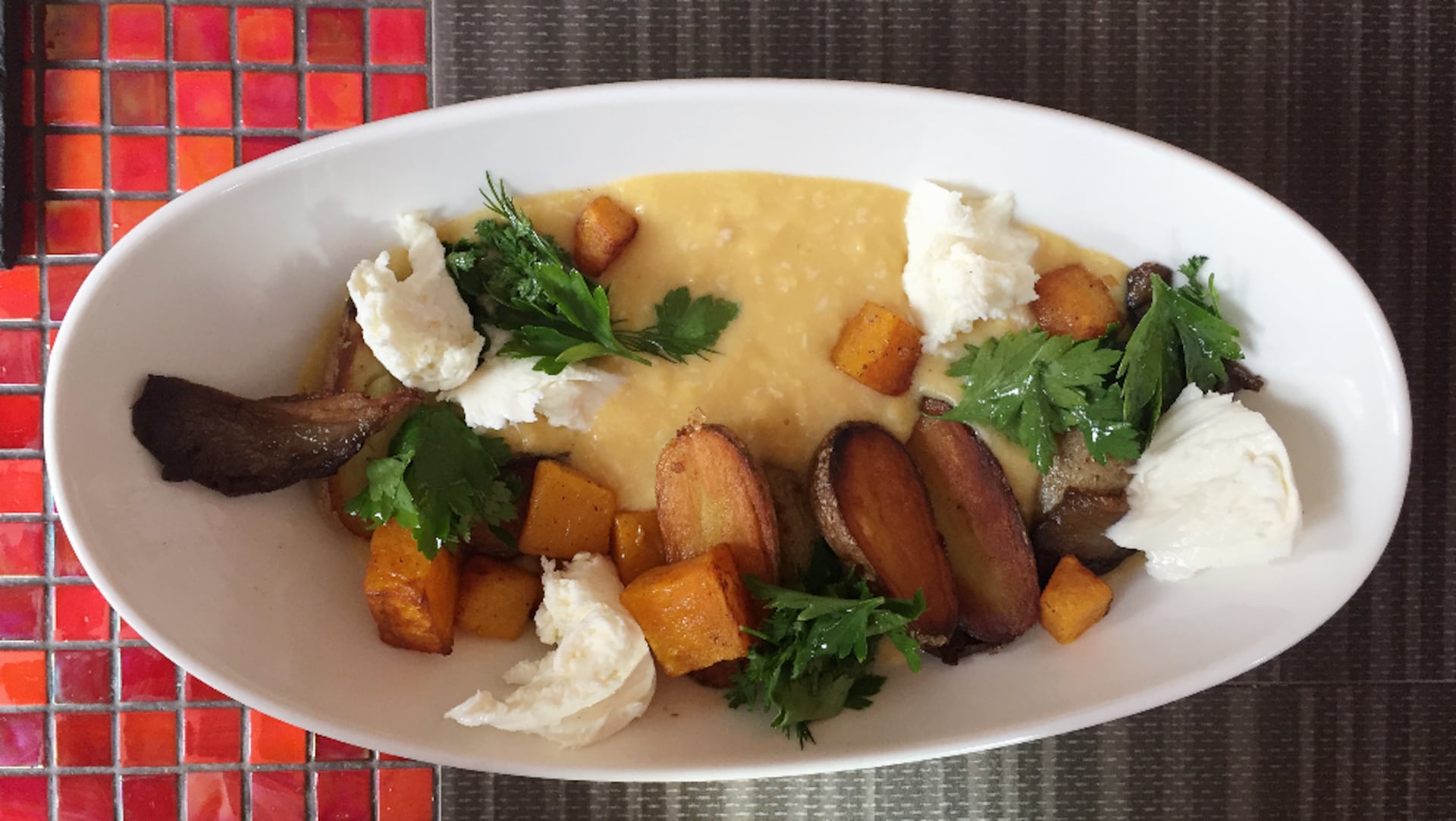 La brouillade d’œufs du fin gourmet avec courges et mozzarella frais. La brouillade d’œufs du fin gourmet avec courges et mozzarella frais.