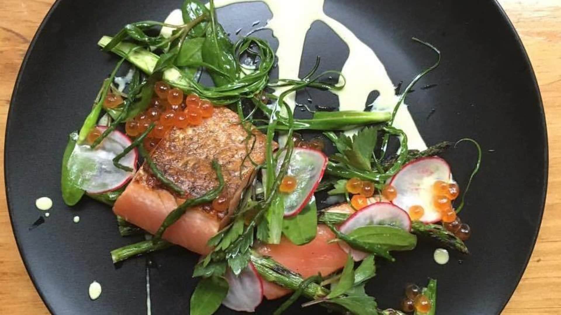 Gravlax de saumon saisi, salicorne, épinards de mer, salsifis sauvages, asperges grillées, émulsion d'huîtres. Gravlax de saumon saisi, salicorne, épinards de mer, salsifis sauvages, asperges grillées, émulsion d'huîtres.