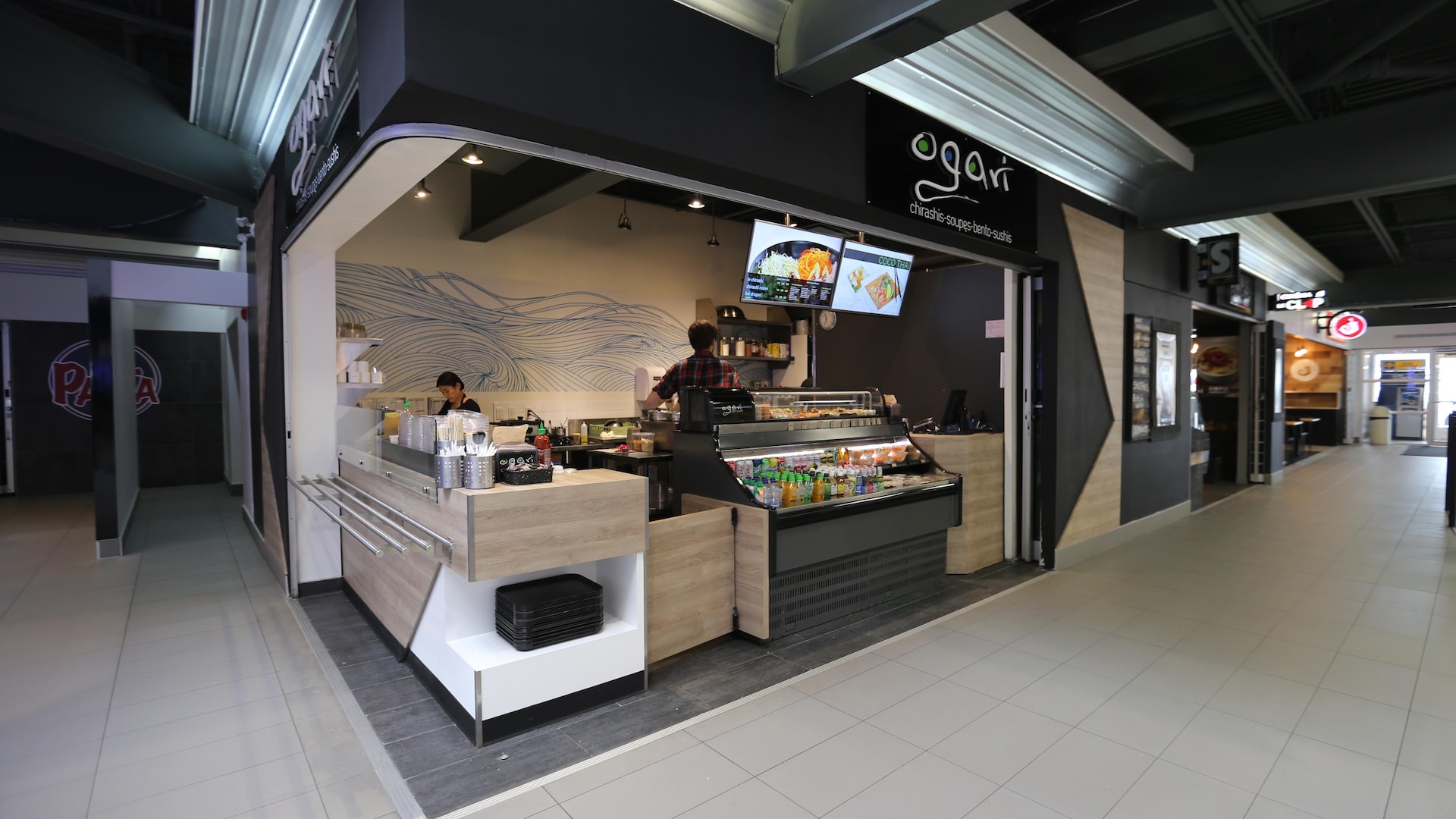 Un comptoir de restaurant d'inspiration asiatique. Un comptoir de restaurant d'inspiration asiatique.