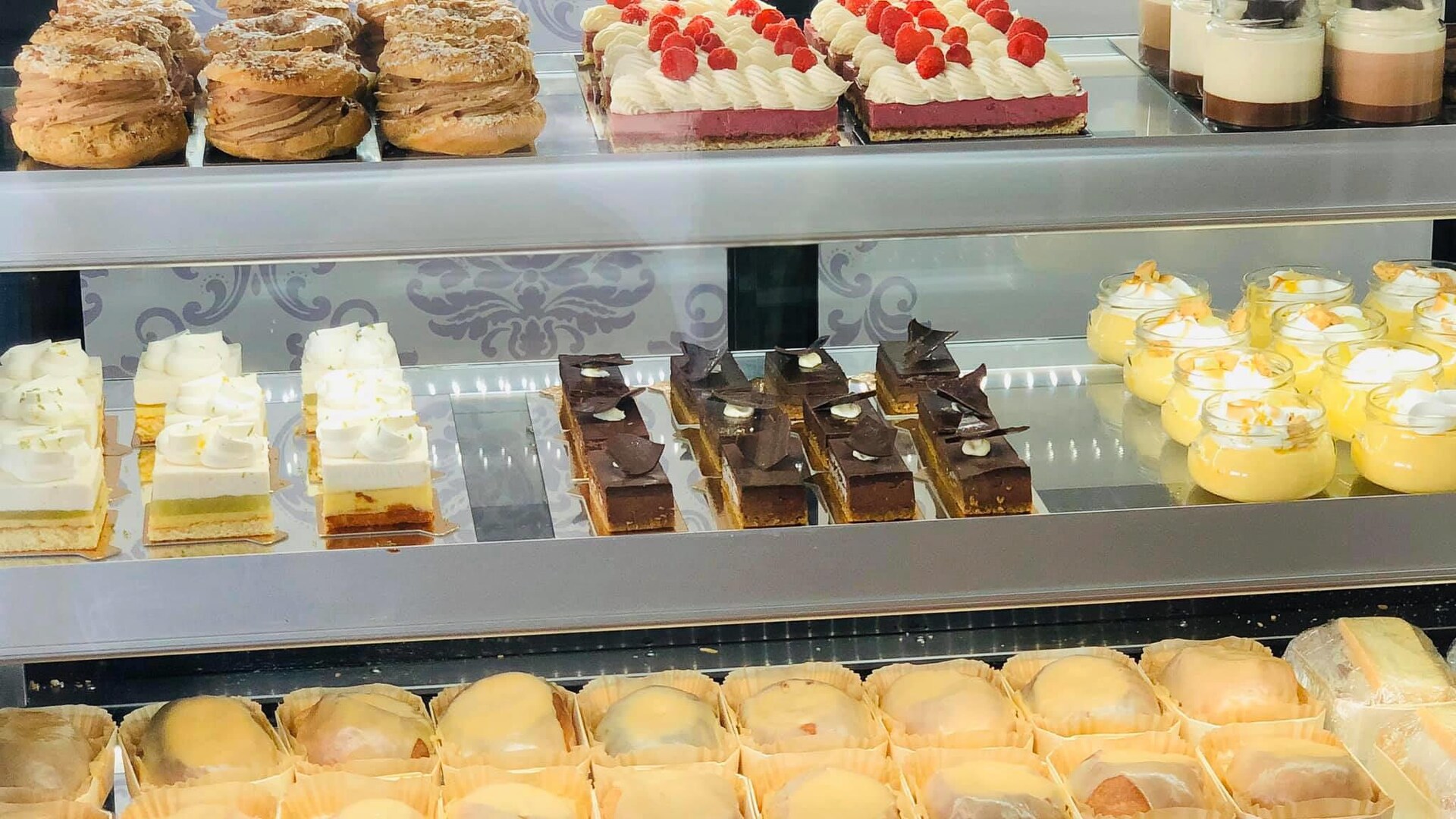 Des pâtisseries sont alignées dans la vitrine de Catherine Méra Pâtisserie. Des pâtisseries sont alignées dans la vitrine de Catherine Méra Pâtisserie.