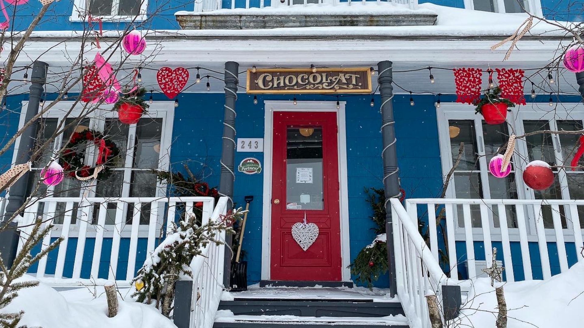 Un écriteau « Chocolat » surplombe la porte rouge de la chocolaterie de Julie Vachon. Un écriteau « Chocolat » surplombe la porte rouge de la chocolaterie de Julie Vachon.