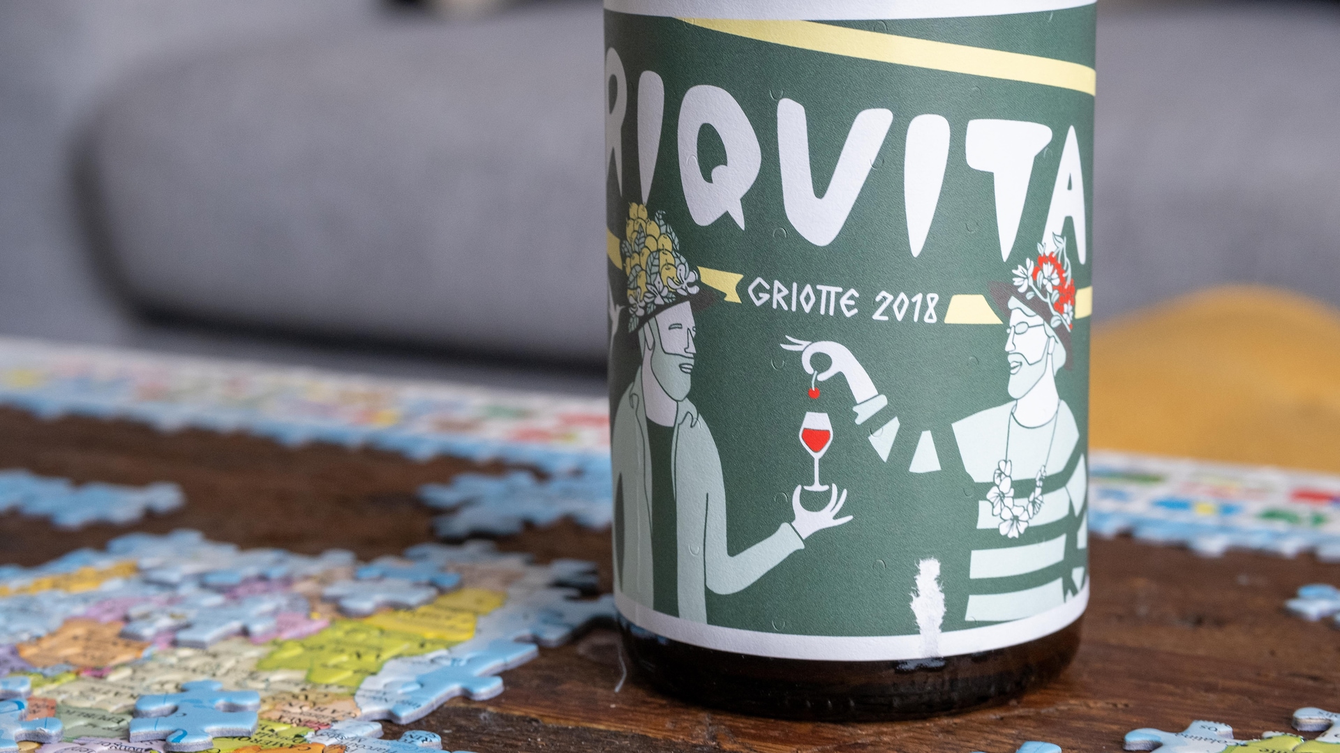 Une bouteille de cidre auprès d'un casse-tête de la mappemonde. Une bouteille de cidre auprès d'un casse-tête de la mappemonde.