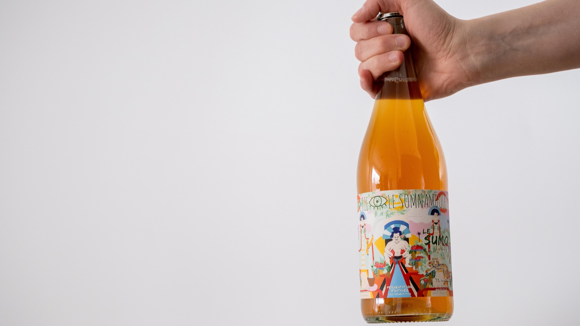 Une bouteille de cidre québécois sur fond blanc. Une bouteille de cidre québécois sur fond blanc.