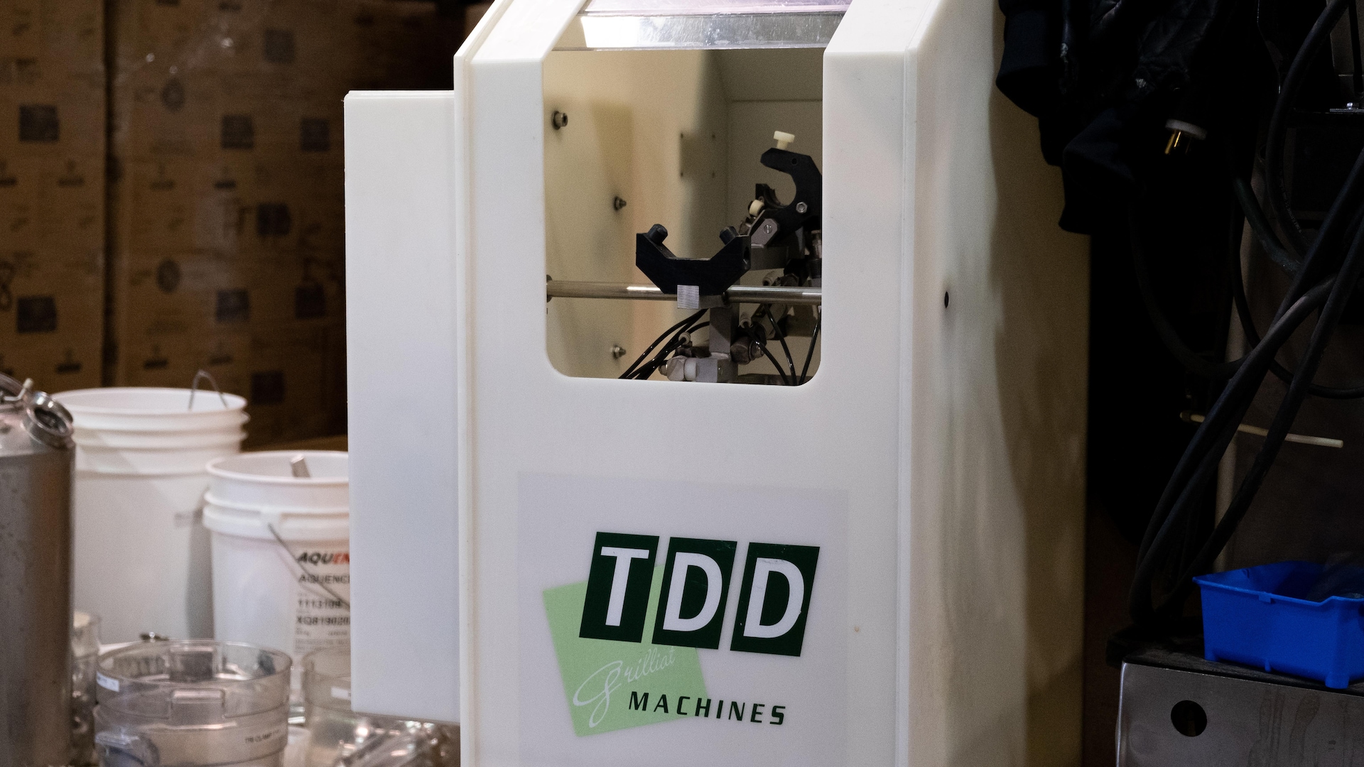 Une machine blanche qui sert dans la préparation du champagne. Une machine blanche qui sert dans la préparation du champagne.