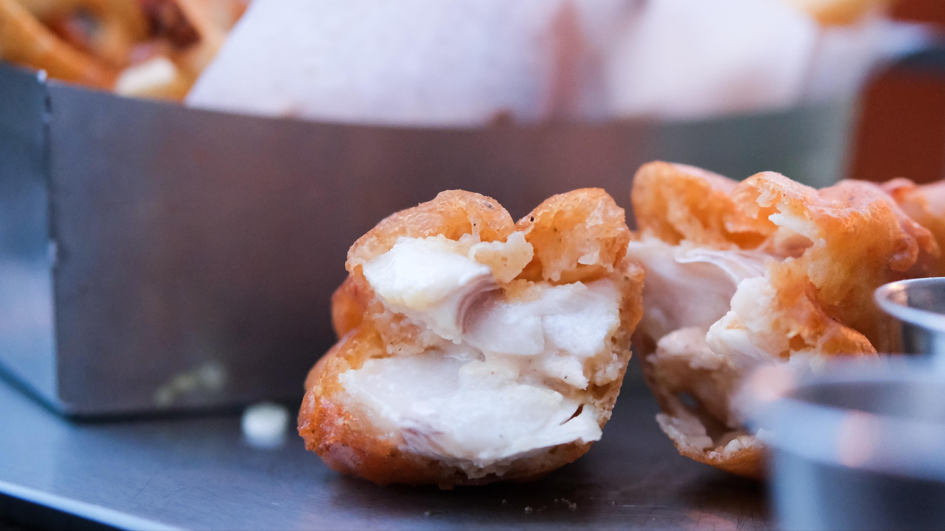 Le fish and chips d'aiglefin de l'Atlantique légèrement pané dans une bière aux bleuets. Le fish and chips d'aiglefin de l'Atlantique légèrement pané dans une bière aux bleuets.