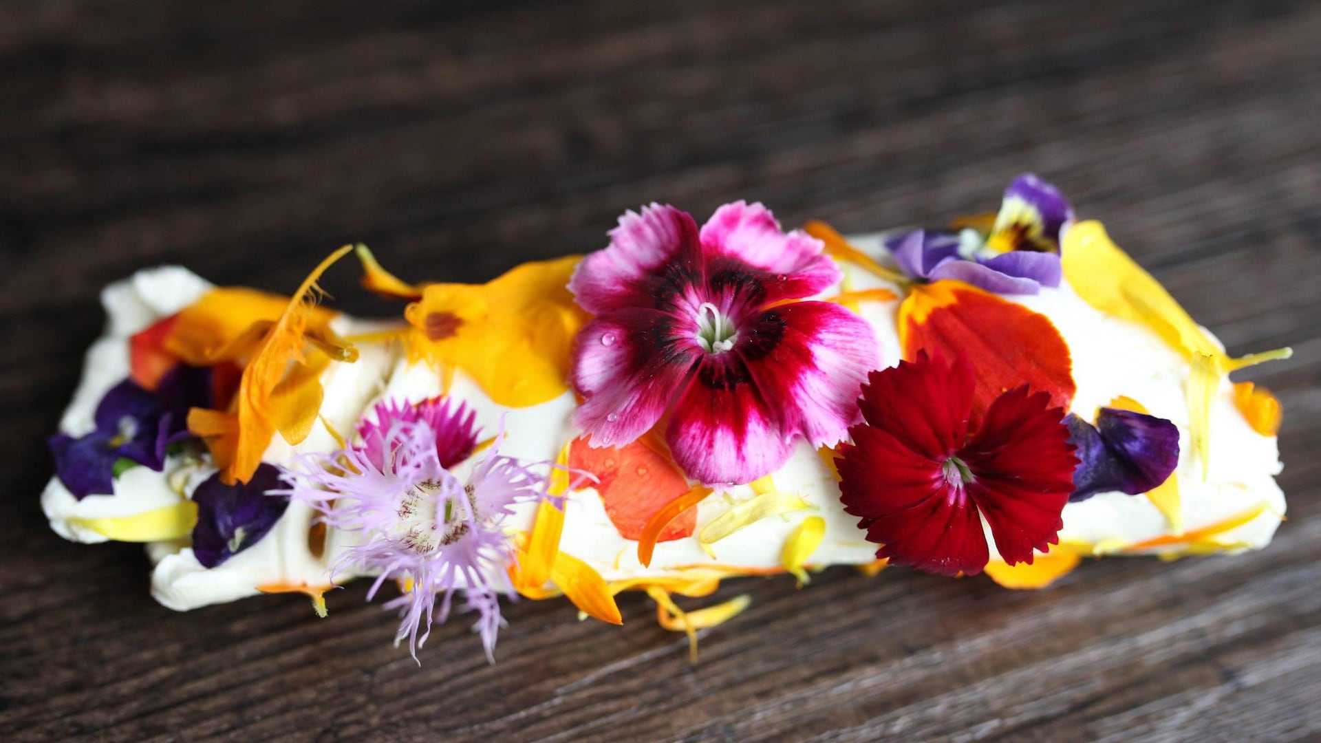 Le fromage à tartiner aux fleurs de Belle à croquer rappelle certains fromages de lait de chèvres italiens. Celui-ci est toutefois fabriqué à partir de lait de vache. Le fromage à tartiner aux fleurs de Belle à croquer rappelle certains fromages de lait de chèvres italiens. Celui-ci est toutefois fabriqué à partir de lait de vache.