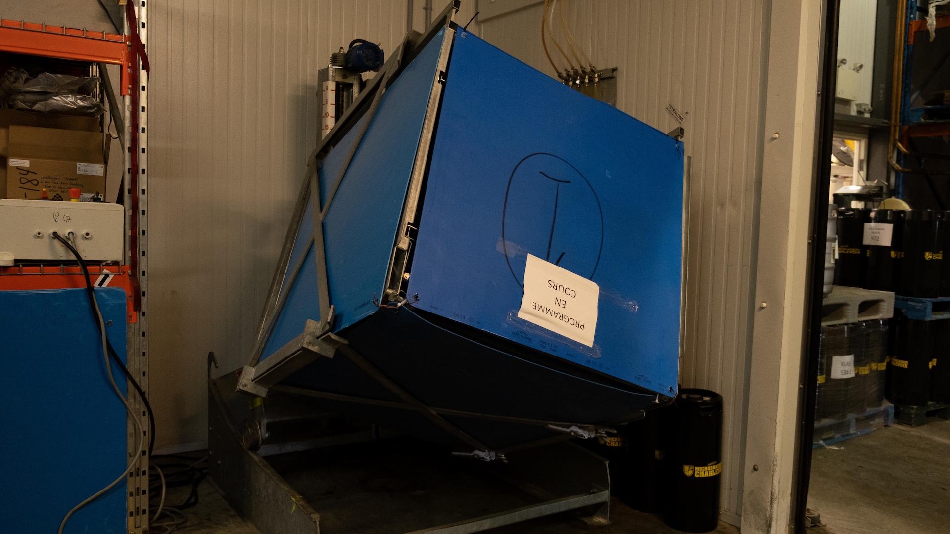 Une grosse boîte bleue dans une usine. Une grosse boîte bleue dans une usine.
