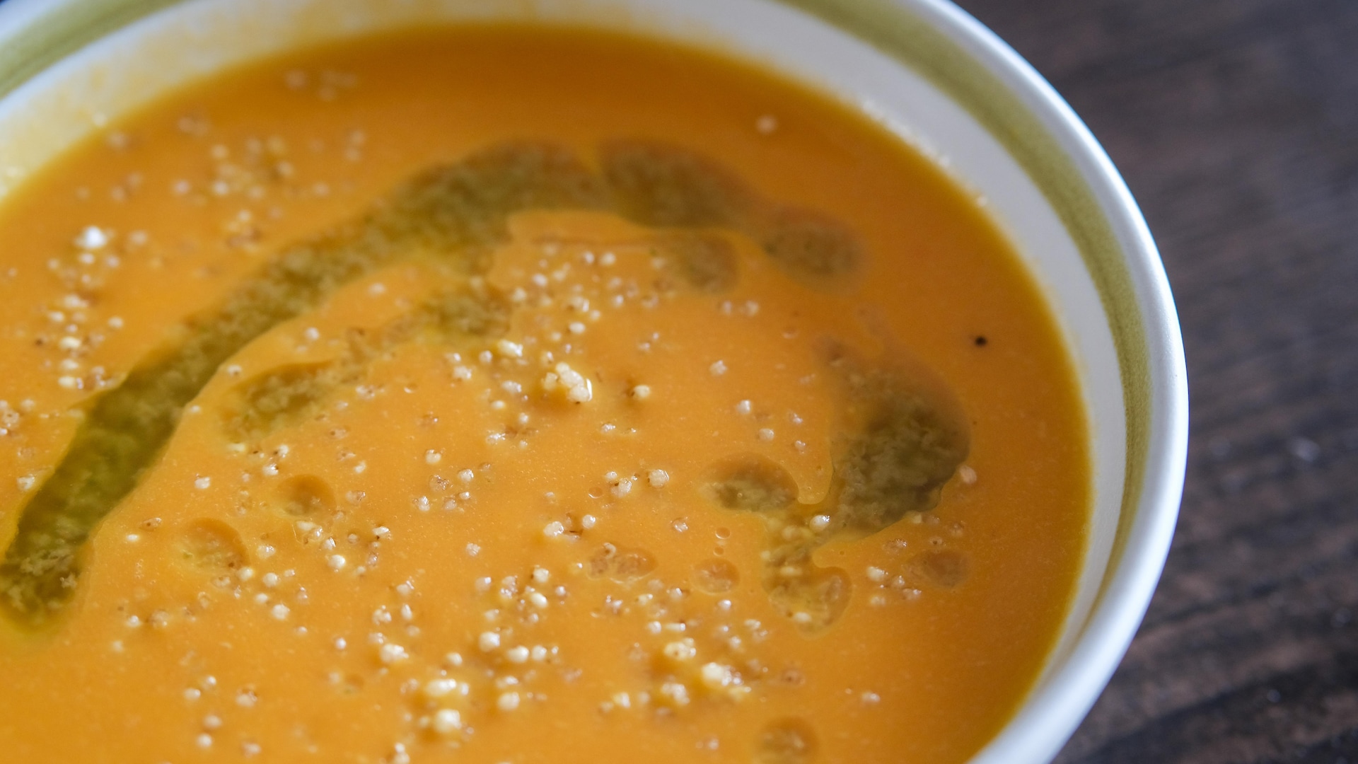 Potage de carotte avec huile de cameline et millet croustillant. Potage de carotte avec huile de cameline et millet croustillant.
