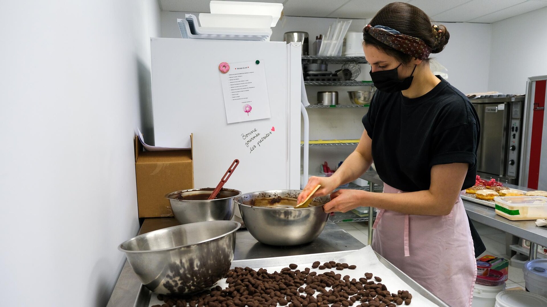 Une pâtissière au travail. Une pâtissière au travail.