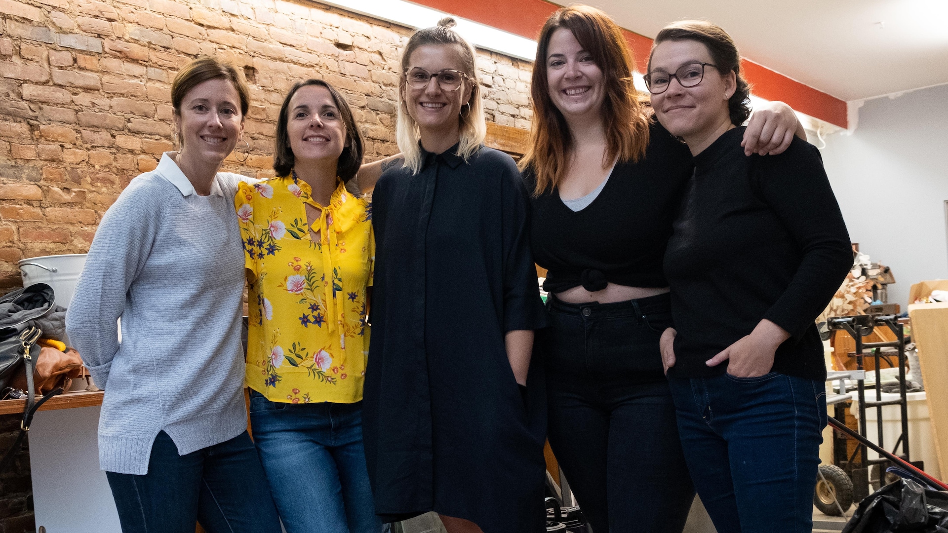 Cinq femmes une à côté de l'autre dans un restaurant Cinq femmes une à côté de l'autre dans un restaurant