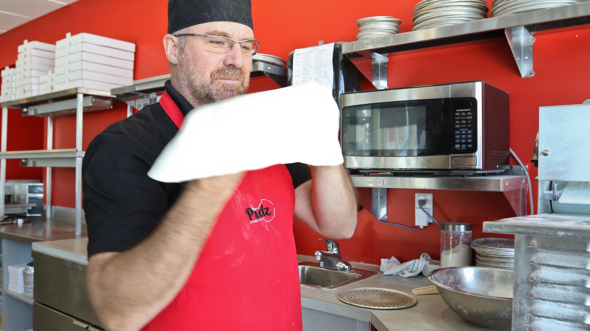 Miguel Dion prépare tous les pizzas à la commande, seulement la pâte est préparée à l'avance. Miguel Dion prépare tous les pizzas à la commande, seulement la pâte est préparée à l'avance.