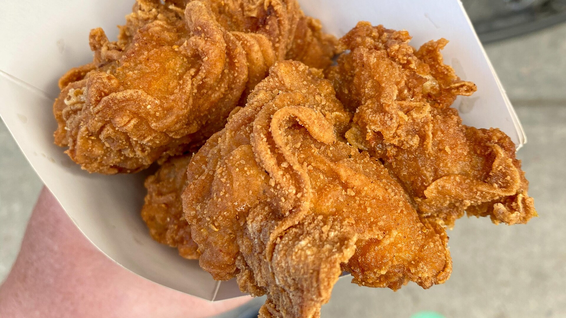 Un cône de poulet frit. Un cône de poulet frit.